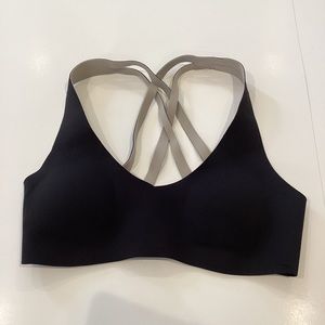 Lululemon Light Strides athletic sports bra women’s size 4 black